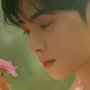 Bikin Artis Wanita Minder Berdiri Sebelahan, Apa Salah Idol Kpop Ini?