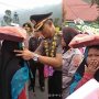 Viral Gadis Cilik Penjual Onde-Onde Nangis Ditinggal Kapolres Pindah