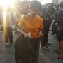 Usai Demo #GejayanMemanggil, Sekar dan Mahasiswa Lain Punguti Sampah