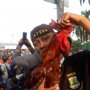 Ikut Aksi Mahasiswa, Jawara Banten Bawa Ayam Jago Tertancap Paku 12 Cm