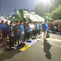 Masih Bertahan, Sebagian Massa Pro UU KPK Baru Salat Maghrib di KPK