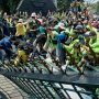 Ribuan Mahasiswa Robohkan Pagar DPRD Jateng