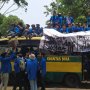 Naik ke Atas Atap, Sopir Bus Ngeluh Angkut Mahasiswa UP ke DPR