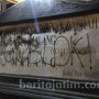 Demo Mahasiswa Malang Tinggalkan Kata Makian di Papan Nama DPRD