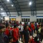Merinding! Ribuan Demonstran Nyanyi Indonesia Pusaka di Stasiun Palmerah
