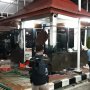 Makin Chaos! Setelah Robohkan Gerbang DPR, Mahasiswa Hancurkan Pos Pamdal