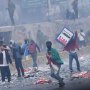Warga Sekitar DPR Datang Pakai Motor, Bantu Mahasiswa Korban Gas Air Mata