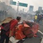 Pintu Tol di Depan Gedung DPR Dibakar Pendemo, Api Berkobar