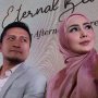 Arie Untung Unggah Foto Testpack, Fenita Arie Hamil Lagi?