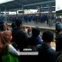 Viral Video Barisan Mahasiswa di Stasiun Manggarai, Penumpang Tepuk Tangan