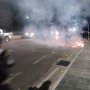 Bentrokan Pendemo DPR Tak Pakai Almamater Masih Pecah di Senayan