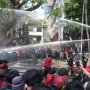Aksi Sempat Ricuh, Water Cannon Semprot Mahasiswa di Malang
