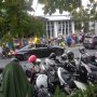 Naik BMW, Mahasiswa Purwokerto Demo Sambil Buka Sunroof