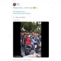 Tak Takut, Ibu-ibu Ini Lewat dengan Santai di Tengah Aksi Demo Mahasiswa