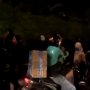 Bawa Banyak Kardus di Motornya, Driver Ojol Bagikan Ini ke Peserta Demo