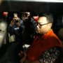 Resmi Tersangka, KPK Langsung Tahan Dirut Perum Perindo dan Mujib