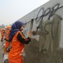 Petugas PPSU Bersihkan Coretan Vandalisme di Kawasan DPR