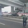 Jalan Tol Ditutup, Driver Ojol Hibur Diri Sendiri dengan Cara Tak Biasa