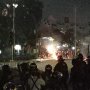 Makin Malam, Api Berkobar Dibakar Anak STM di Palmerah, Jalanan Lumpuh
