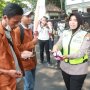 Aksi di Malang Berjalan Mesra, Polwan Bagikan Permen ke Demonstran