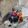 Evakuasi Korban Gempa Ambon