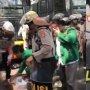 Mahasiswa dan Polisi Kompak Pungut Sampah usai Demo, Banjir Pujian