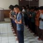 Terjaring Razia Saat Main Biliar, Pelajar Bolos Ini Dihukum Salat Berjamaah