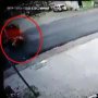 Digas Anaknya, Emak-emak Naik Skutik Tertabrak Truk di Padang