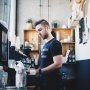 Tak Hanya Multitasking, Alasan Cowok Barista Cocok Dijadikan Pasangan