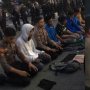 Potret Pendemo dan Polisi di Makassar Sholat Bareng, Netter : Nah Gitu Adem