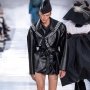 Model Asal Jerman Hentak Runway Paris Fashion Week, Cara Berjalannya Unik