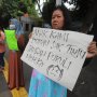 Kecam Aksi Kekerasan Demo DPR, Emak-Emak Geruduk Polda Metro Jaya