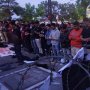 Azan Magrib, Mahasiswa di Solo Masih Orasi, Massa: Hoy Azan, Berhenti Dulu