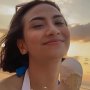 Berbikini di Pantai, Vanessa Angel Makan Es Krim Sambil Nikmati Sunset