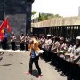 Polisi Kasih Mawar saat Aksi, Mahasiswa: Maksudnya Apa? Pencitraan!