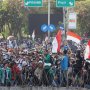 Ribuan Mahasiswa dan Buruh Geruduk Gedung DPR