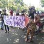 Waria Yogyakarta Ikut Demo Gejayan Memanggil, Orator: Sunblock adalah Kunci