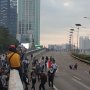 Kerusuhan Pecah di Slipi, Mobil Terjebak di Jalan Tol Dalam Kota