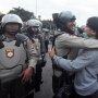 Momen Polisi Peluk dan Beri Air Minum ke Mahasiswa saat Demo di DPR