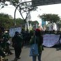 Sambil Bawa Bunga, Mahasiswa Kembali Gelar Demo di Gedung DPR