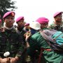 Senyum TNI-Polri saat Dapat Bunga dan Dipeluk Mahasiswa