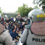 Usai Salat Berjamaah di Dekat DPR, Mahasiswa Bersalaman dengan Polisi