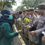 Bentuk Aksi Damai, Mahasiswa Bagikan Bunga ke Polisi dan TNI