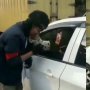 Viral Wanita Tahan Tangis, Dukung Aksi Mahasiswa saat Melintas di Jalan Tol