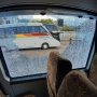 Pemotor Ini Nekat Lempar Batu ke Kaca Bus, Penumpang Jadi Korban