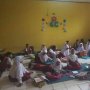 Ratusan Sekolah di Bekasi Tak Punya Meja dan Kursi, Pelajar Belajar Lesehan