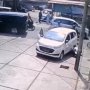 Korban Sedang Ganti Ban, Dua Pria Rampok Tas Berisi Uang di Dalam Mobil