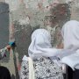 Mahasiswa dan Pelajar Bersihkan Coretan Kerusuhan 30 September di DPR