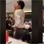Totalitas, Pelayan Ini Cover Dance BLACKPINK Sambil Layani Pengunjung