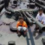 Begini Ekspresi Warga Naik Tank di HUT ke-74 TNI